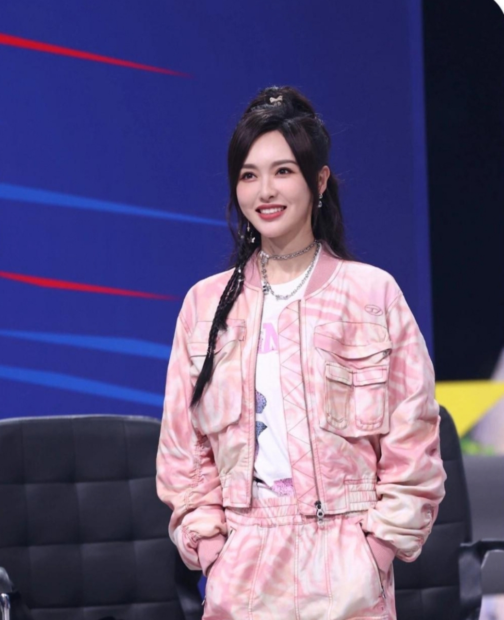 唐嫣的状态也太好了吧,满满的少女感,一身粉色装扮,高马尾造型,清新