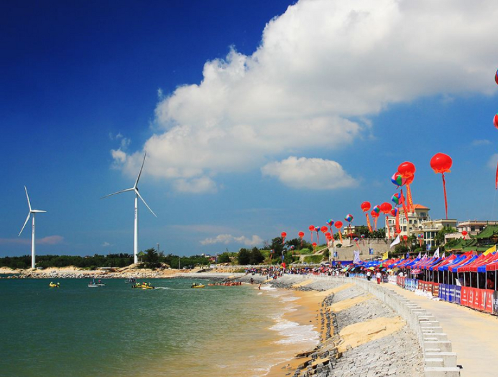 石圳海滩是泉州周边一处鲜为人知的绝美沙滩,拥有宽广的沙滩,清澈蔚蓝