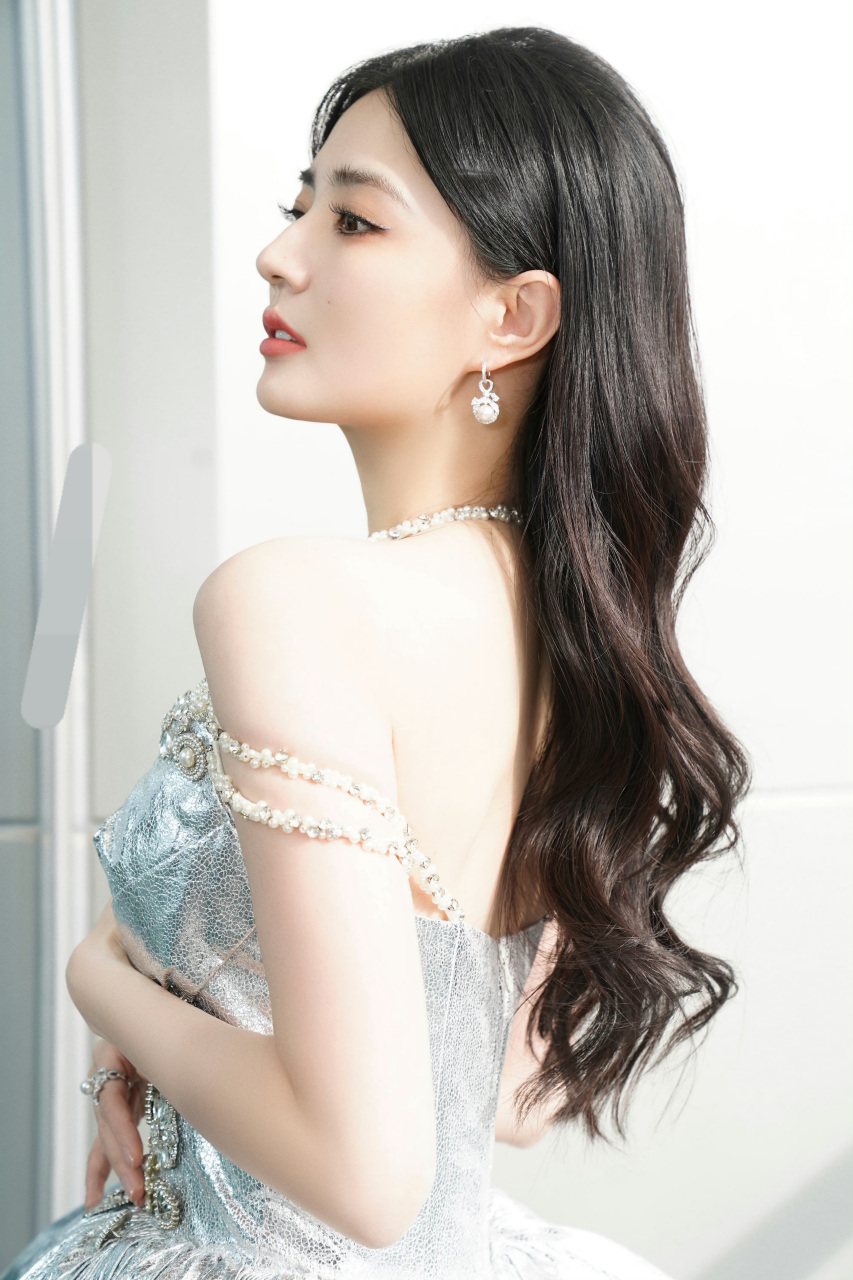 海南岛国际电影节闭幕式银色深v吊带裙,举手投足间皆是闪耀#养眼美女