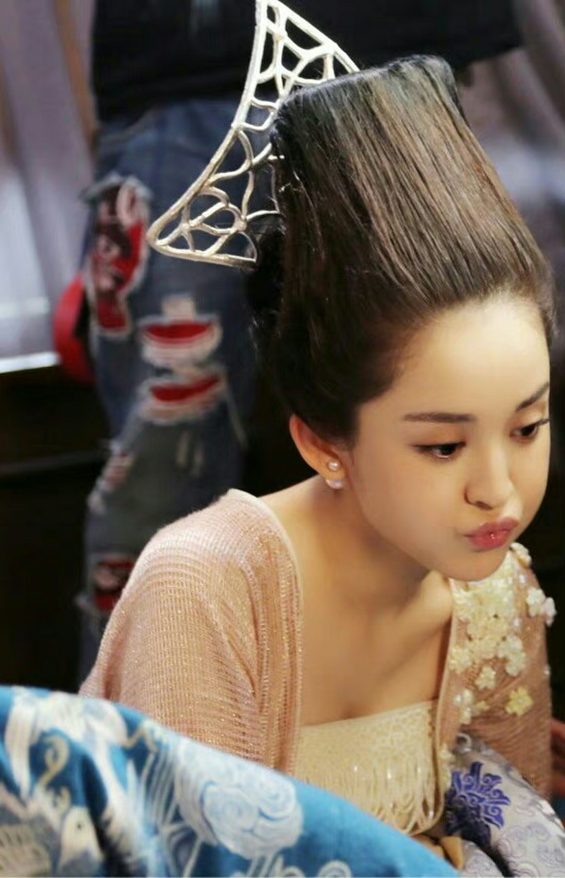 现在再看古力娜扎在青丘狐传说中的造型真的好奇葩,但她真的好漂亮.