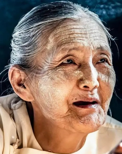 92岁刘老太一嘴牙一头黑发,因夜里摔倒找女婿伺候,女婿:不去