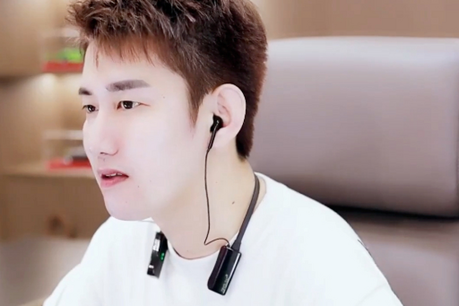 yy主播阿哲先生已一个月未露面,引发粉丝担忧.