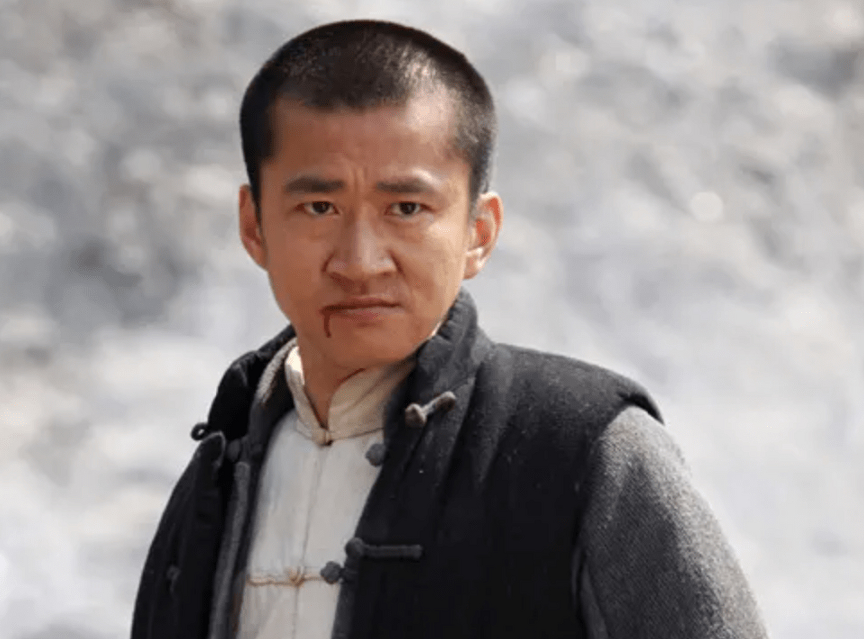 李嘉明是娱乐圈的小演员,历经艰辛和温饱问题,参演多部影视剧,但因