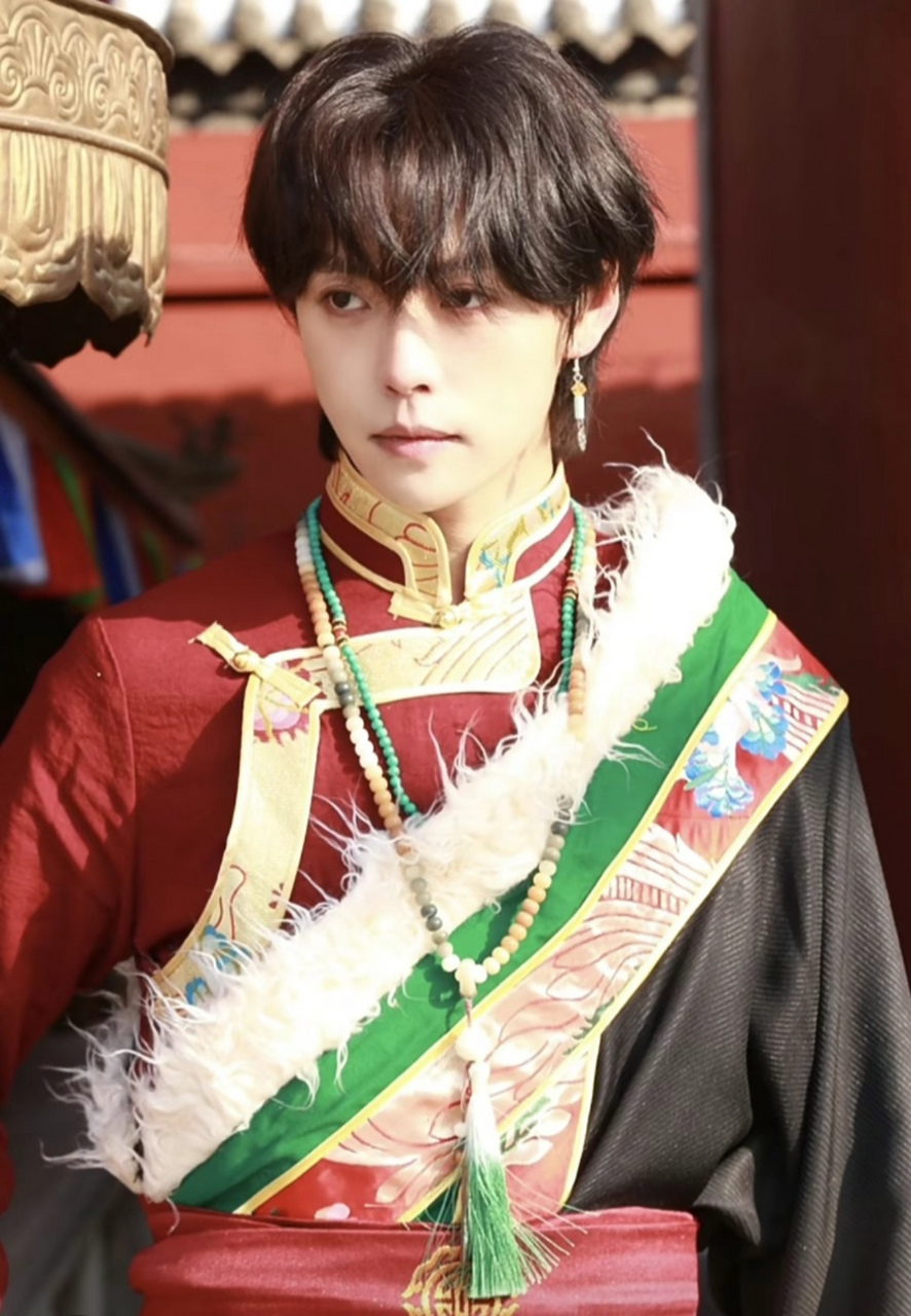 肖宇梁过生日给粉丝发福利,身穿藏服幻视张起灵. 谁懂啊?