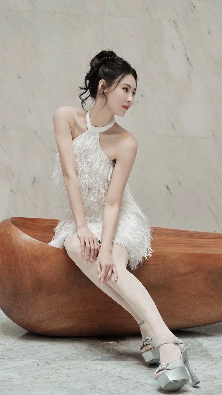 不老女神张柏芝高清壁纸,清新自然的外表和精致的五官,她的眼睛清澈