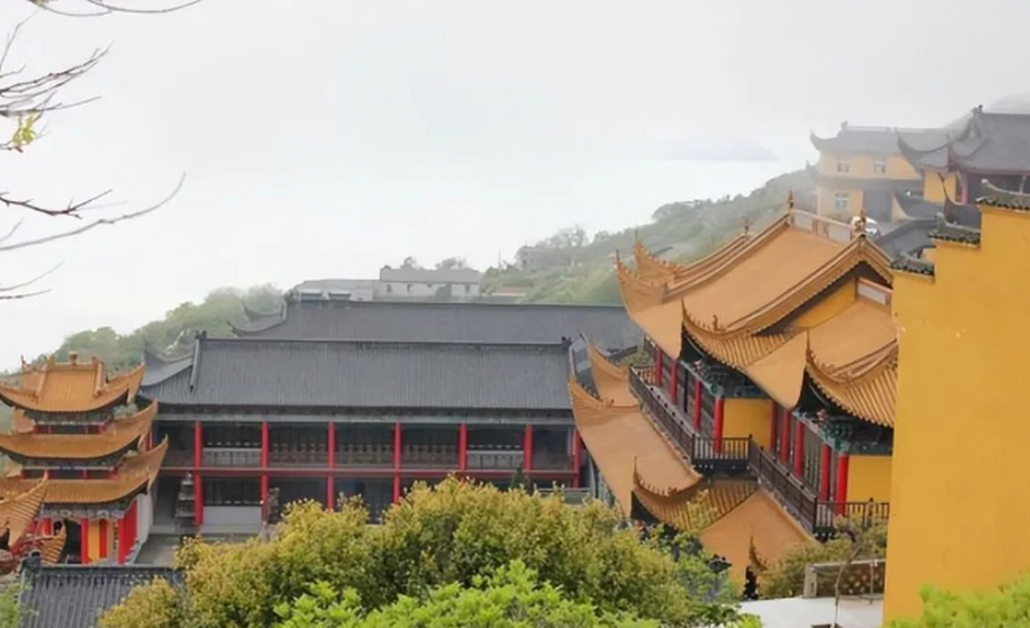 辽宁海城的大悲寺,被誉为"中国最干净的寺院",可当众信徒们蜂拥而至