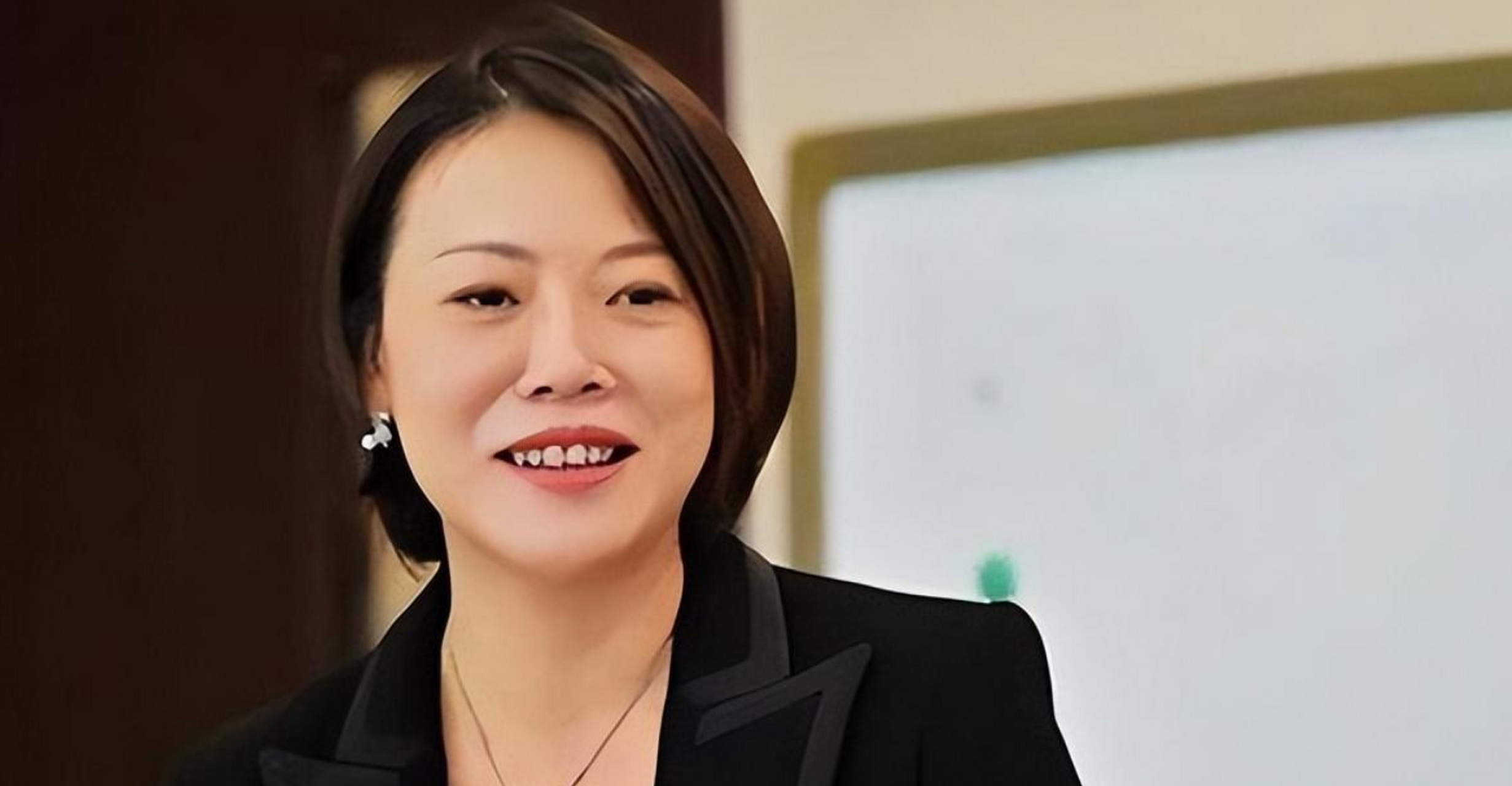 内地房地产行业未来何去何处?[原文:杨惠妍回笼近百亿,卖掉澳.