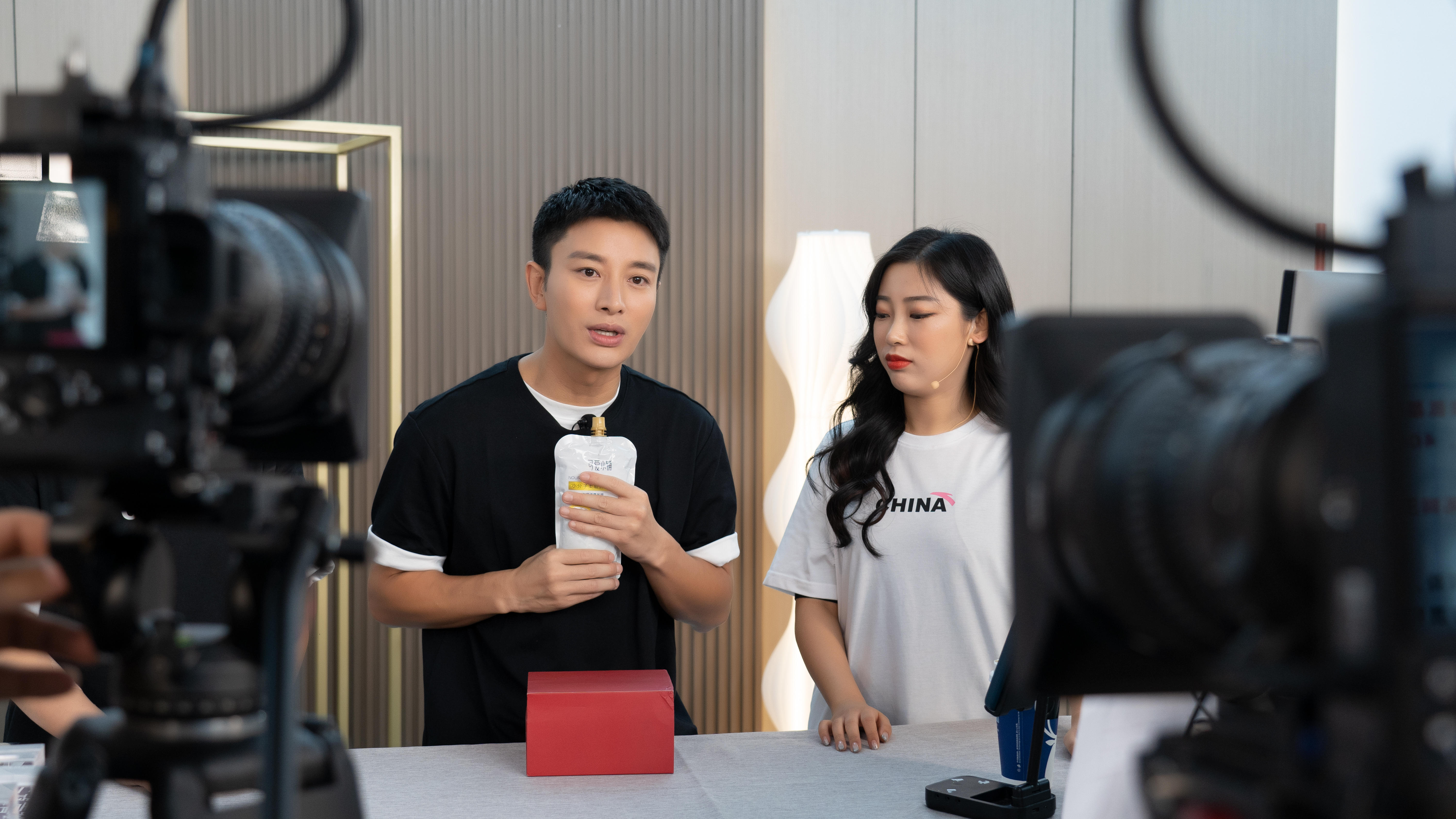 明星直播带货常见,但刘晓庆直播卖字引发热议.