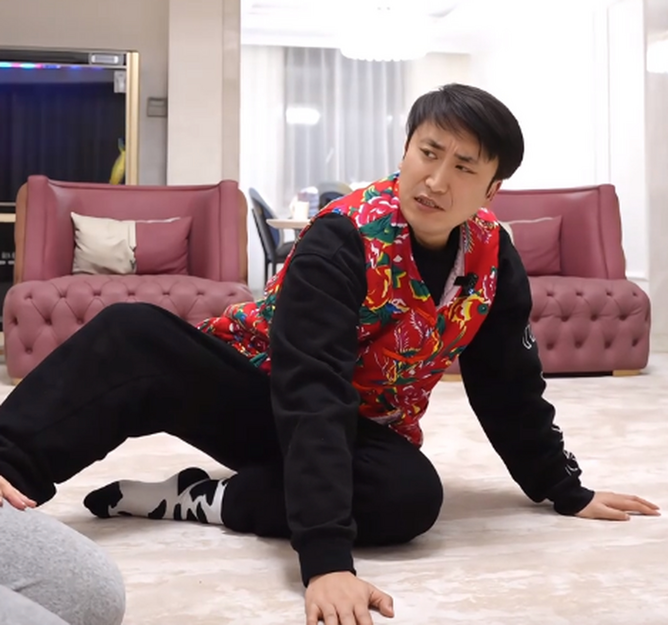 吴云飞和圈外女友高艺诺的婚姻短短5个月后结束,高艺诺迅速再婚高富帅