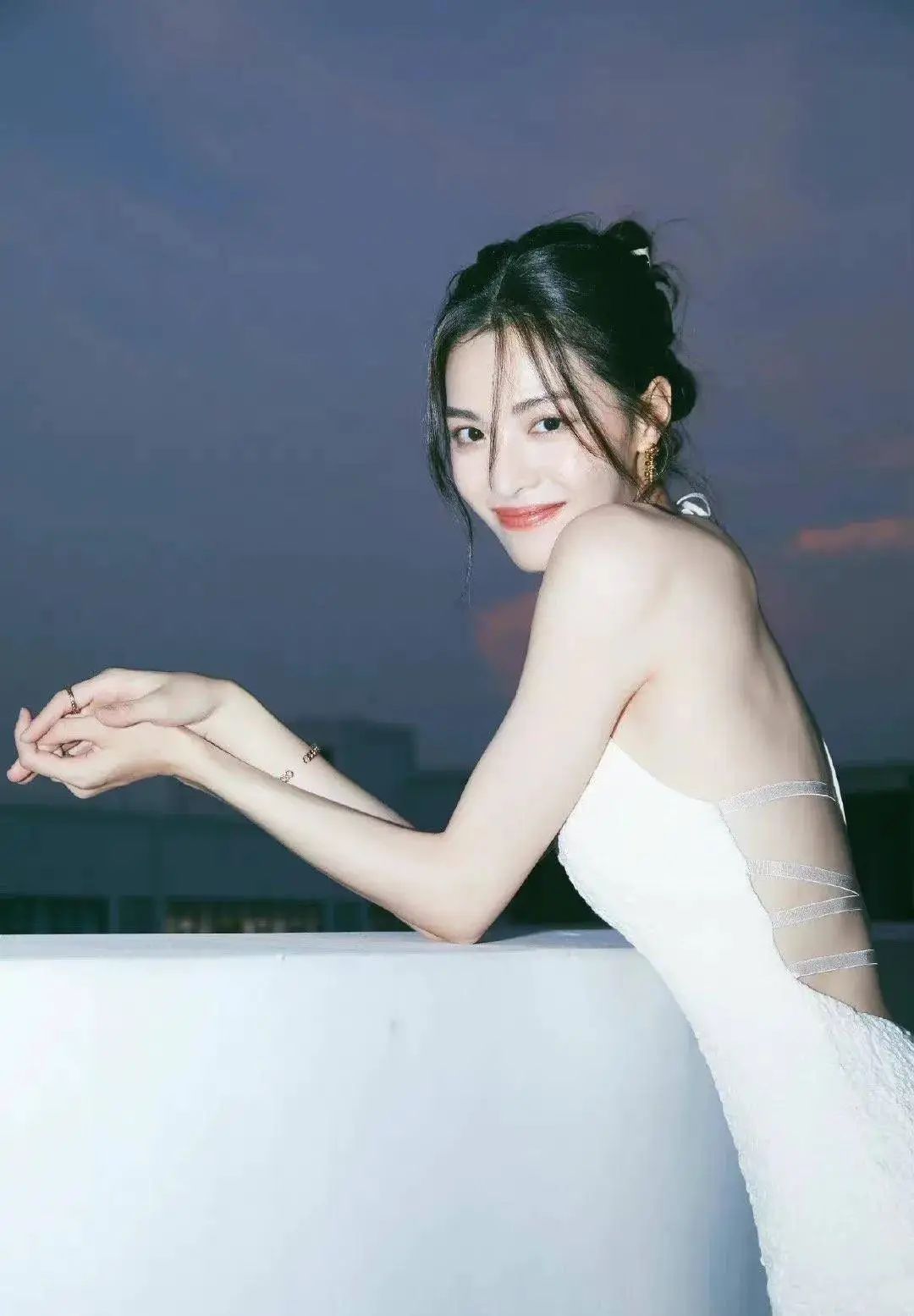 28岁钟楚曦近照瘦成纸片人!小腿凹陷骨头突出,手臂肌肉太抢镜