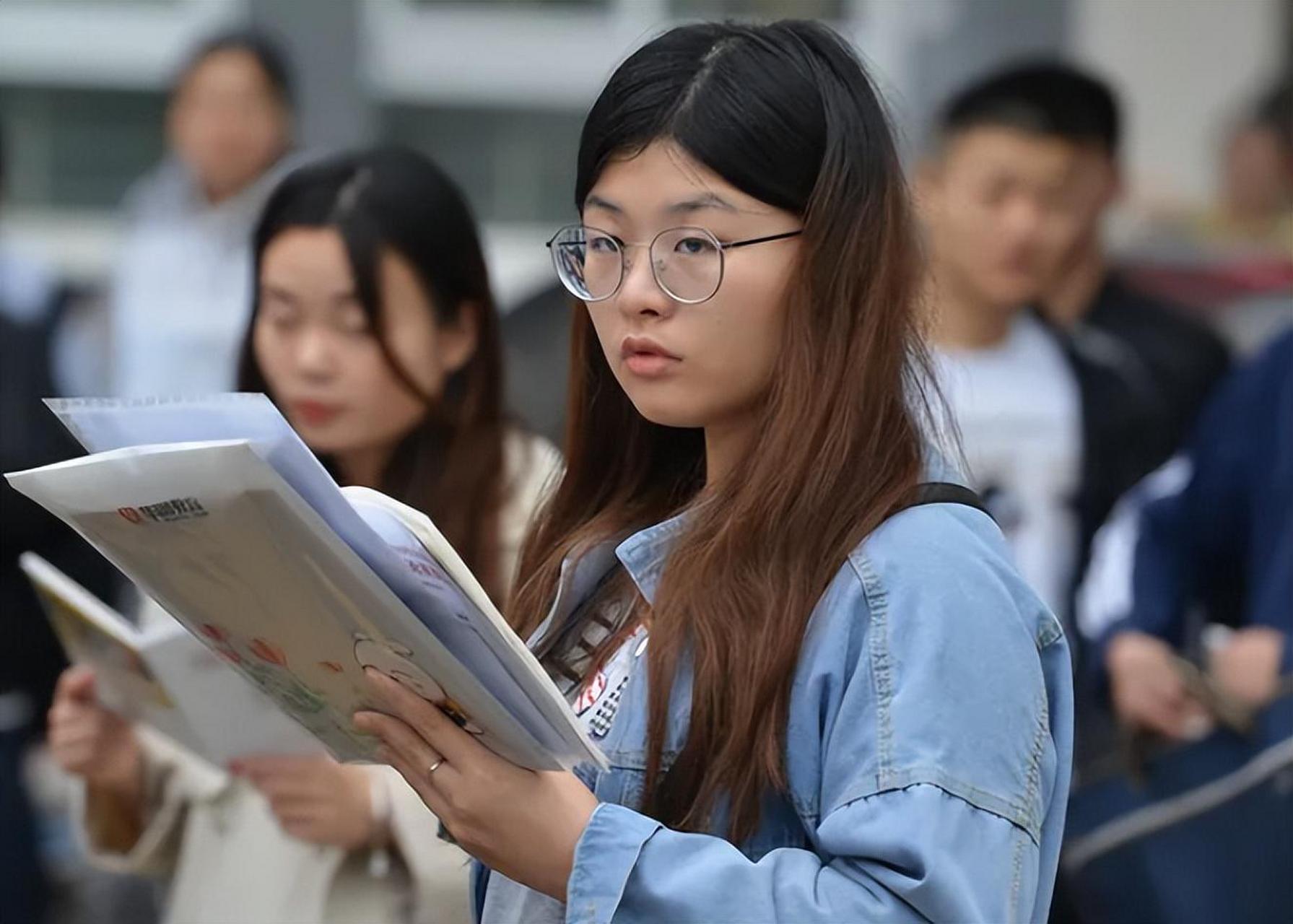 随着学历贬值和就业压力增大,大专生凭借专业技能在就业市场上表现