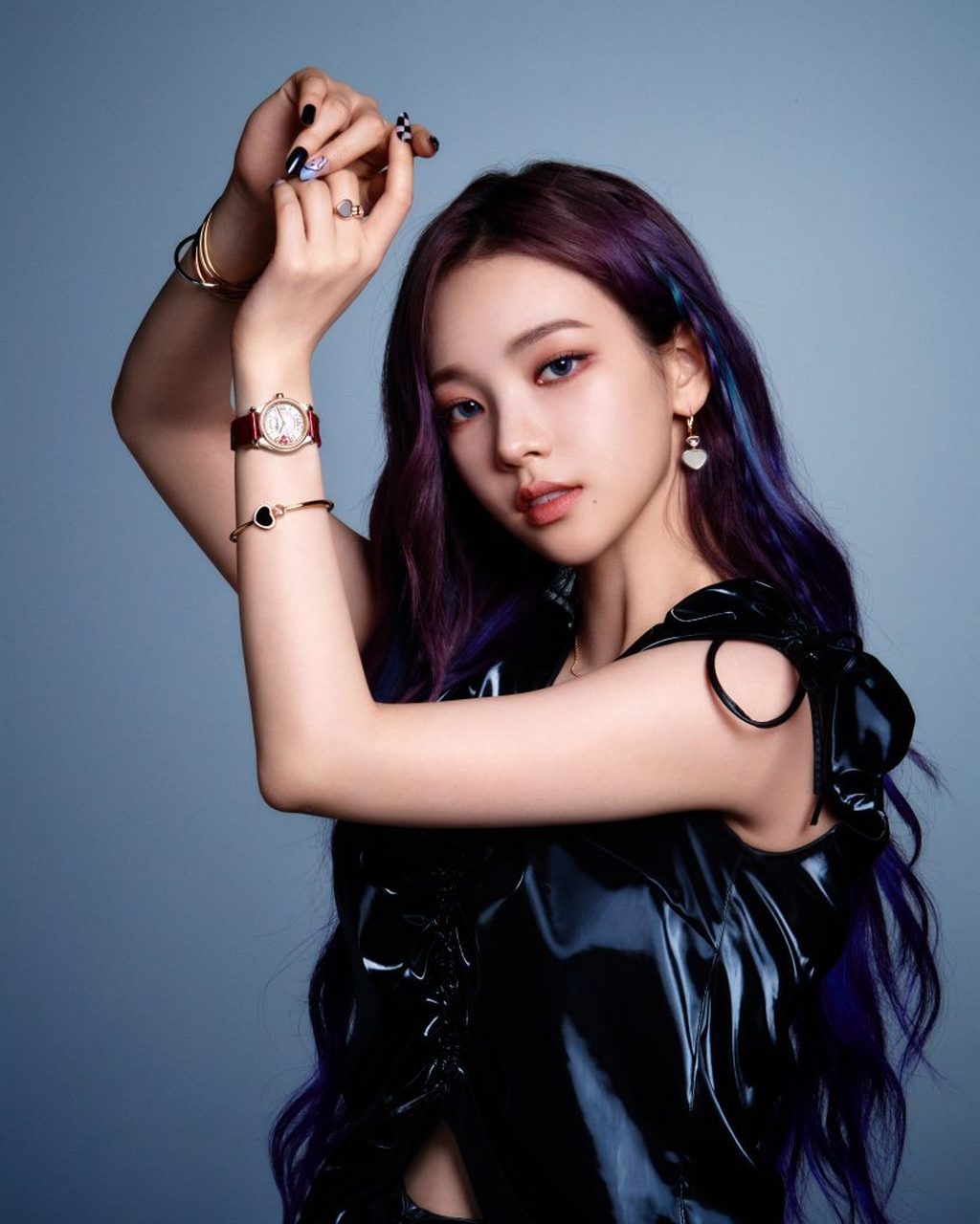 韩国女团aespa的队长karina因美貌,才华和直率的个性吸引了众多粉丝.