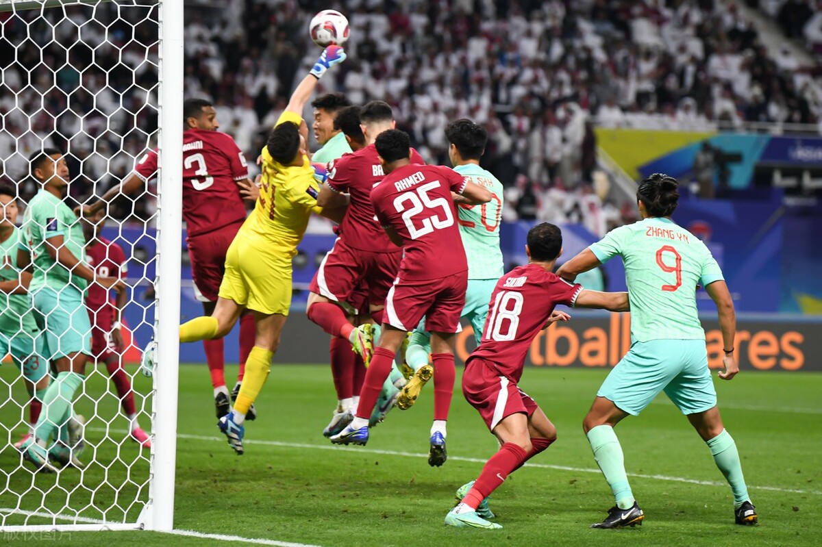 国足出线渺茫!前队长 范志毅质疑主教练,武磊韦世豪道歉检讨