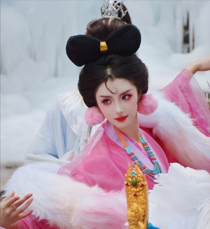 云台山绝美妲己返场,cos九尾互动太甜被批评,网友曾为她抱不平