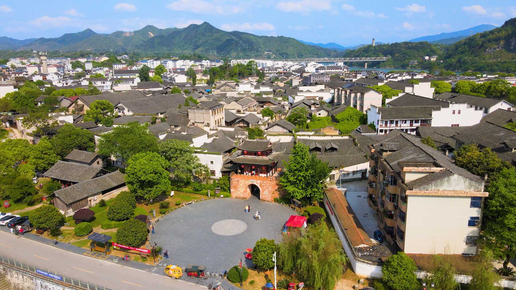 湖南怀化市周边地区拥有众多美丽的自然景观和丰富的人文资源,是自驾