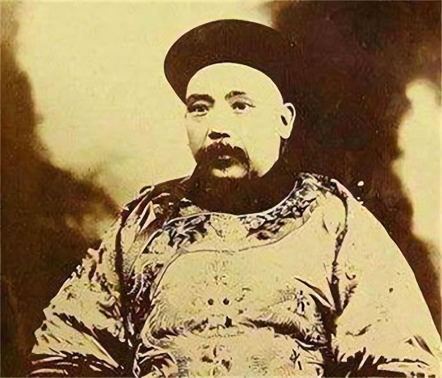 袁世凯生命最后时刻：一顿饭顶秘书十天饭量，像只鸭子般摇摇晃晃