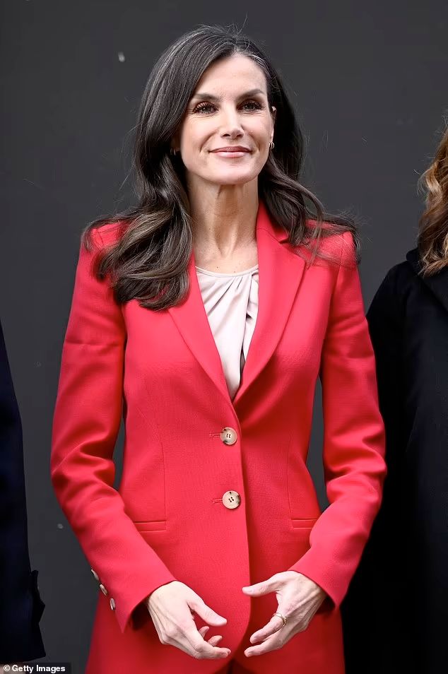 华丽转身!西班牙王后莱蒂齐亚红裙风采,优雅应对争议