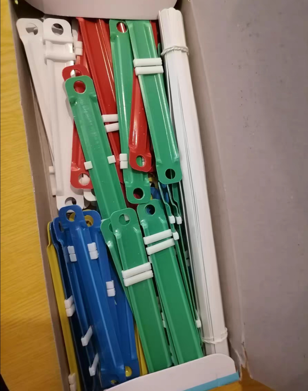 买活页纸张装订条一招解决问题,把书桌上零散的活页纸有序整理好