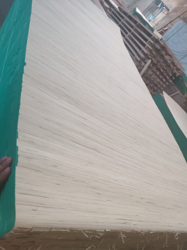 鲁鹤细木工板是由鲁鹤木业生产的板材,工厂坐落于曹县庄寨镇新工业区.