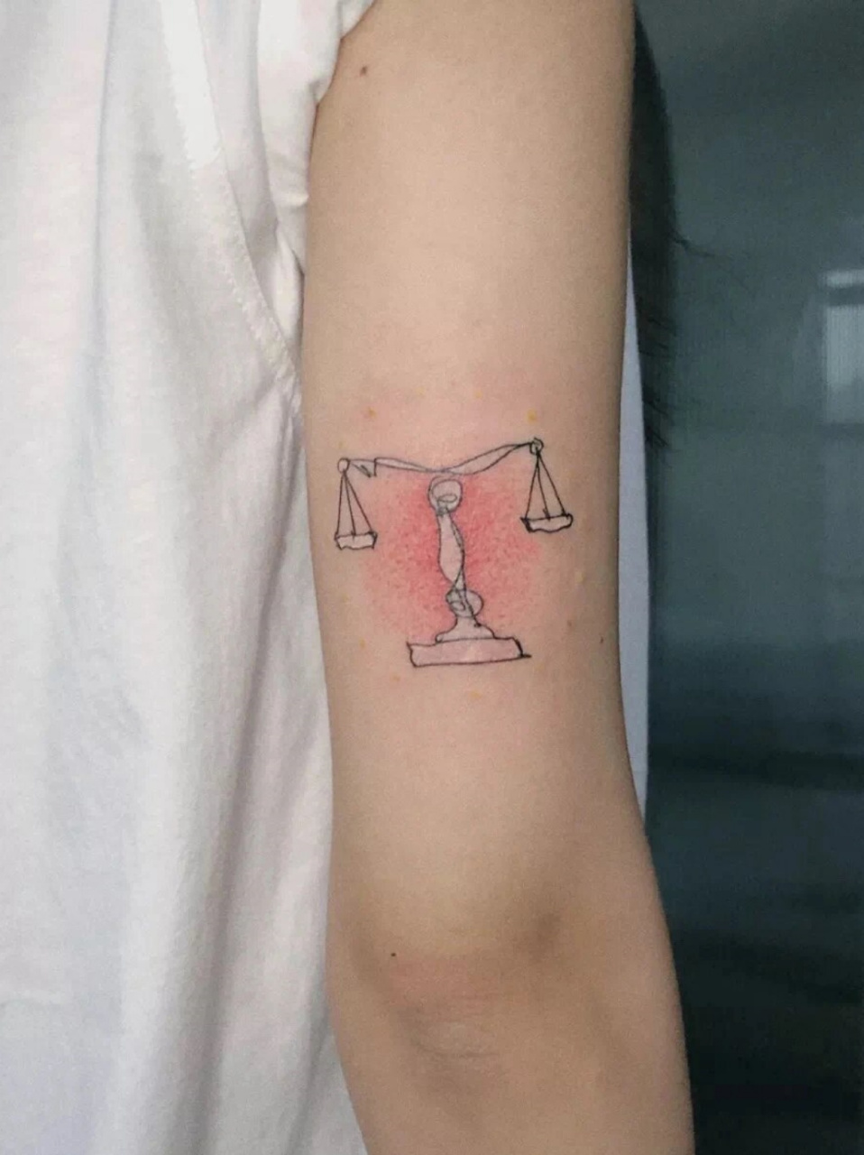 天秤座的星座符号是一个平盘和一把秤,这个符号可以纹在手臂或者及蝌