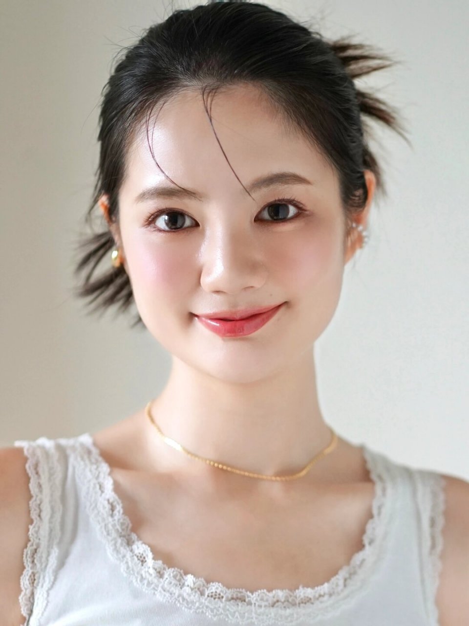 方圆脸妆容灵感  对于方圆脸型的人来说,妆容的灵感可以从以下几个