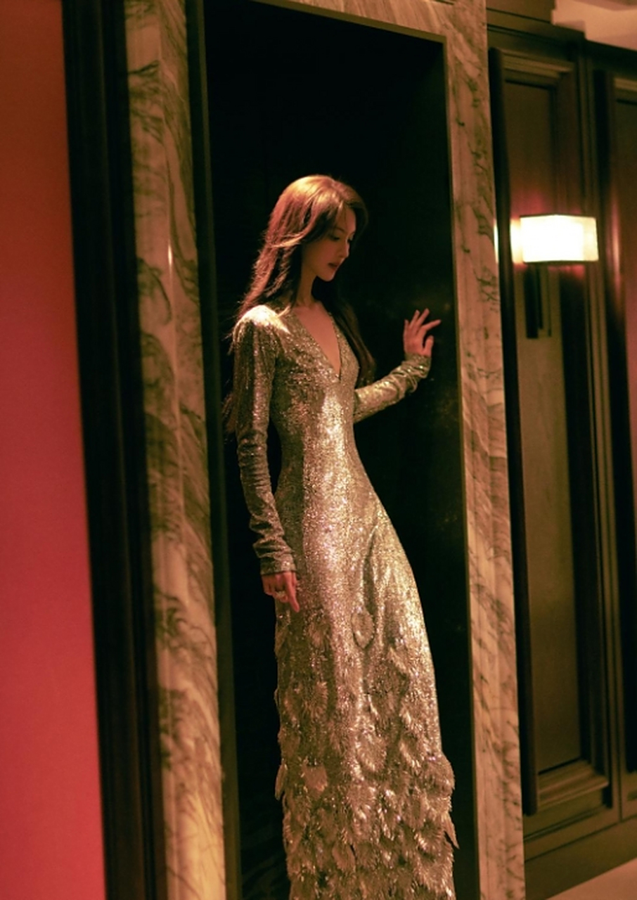 金晨身着银白亮片礼裙,身姿轻盈摇曳,美丽动人.