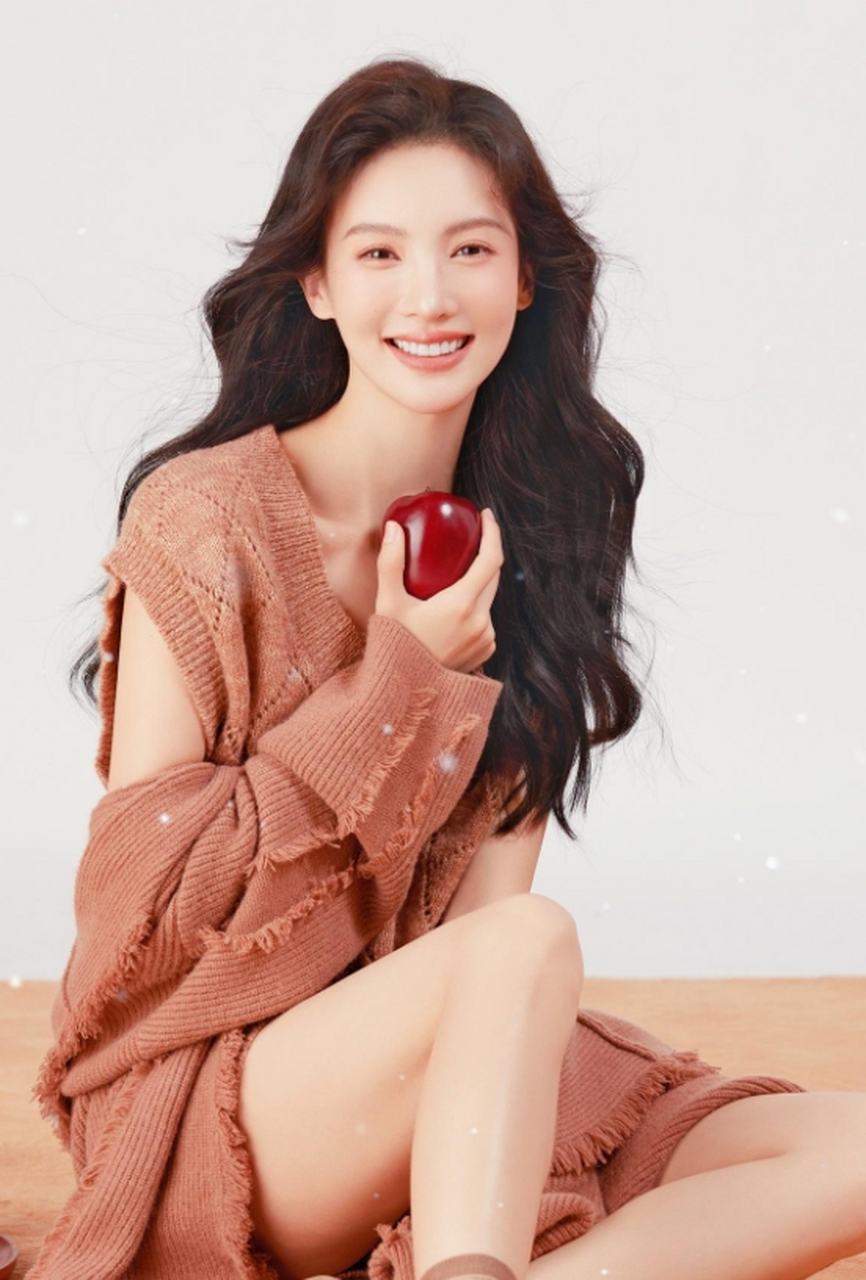 金晨身着白色梦幻婚纱,宛如一位白雪天使.