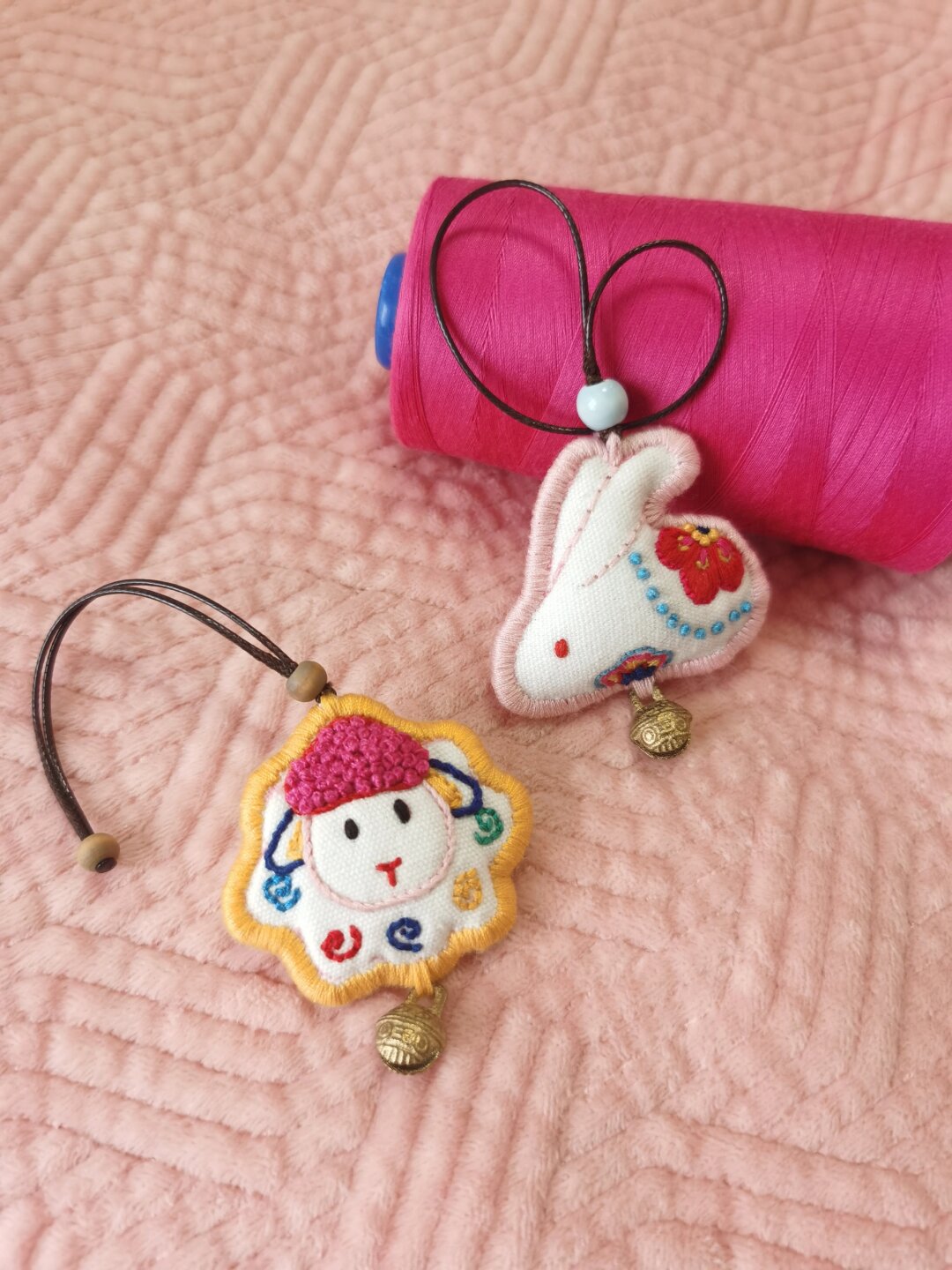 而手工挂件,更是因其独特的手工制作感和创意感,成为了时尚潮流的代表