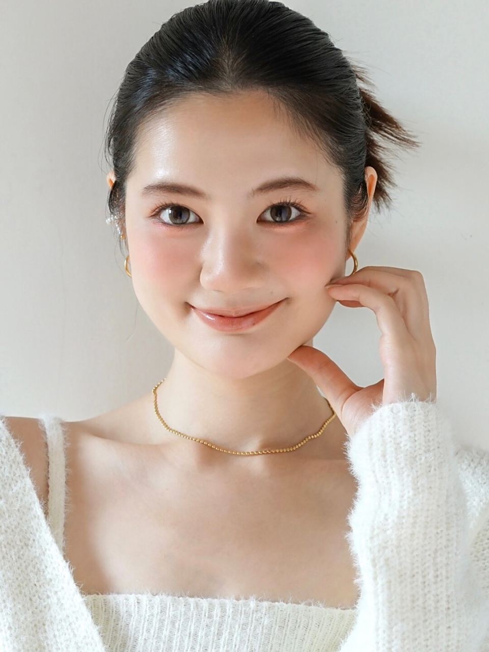 方圆脸妆容灵感  对于方圆脸型的人来说,妆容的灵感可以从以下几个