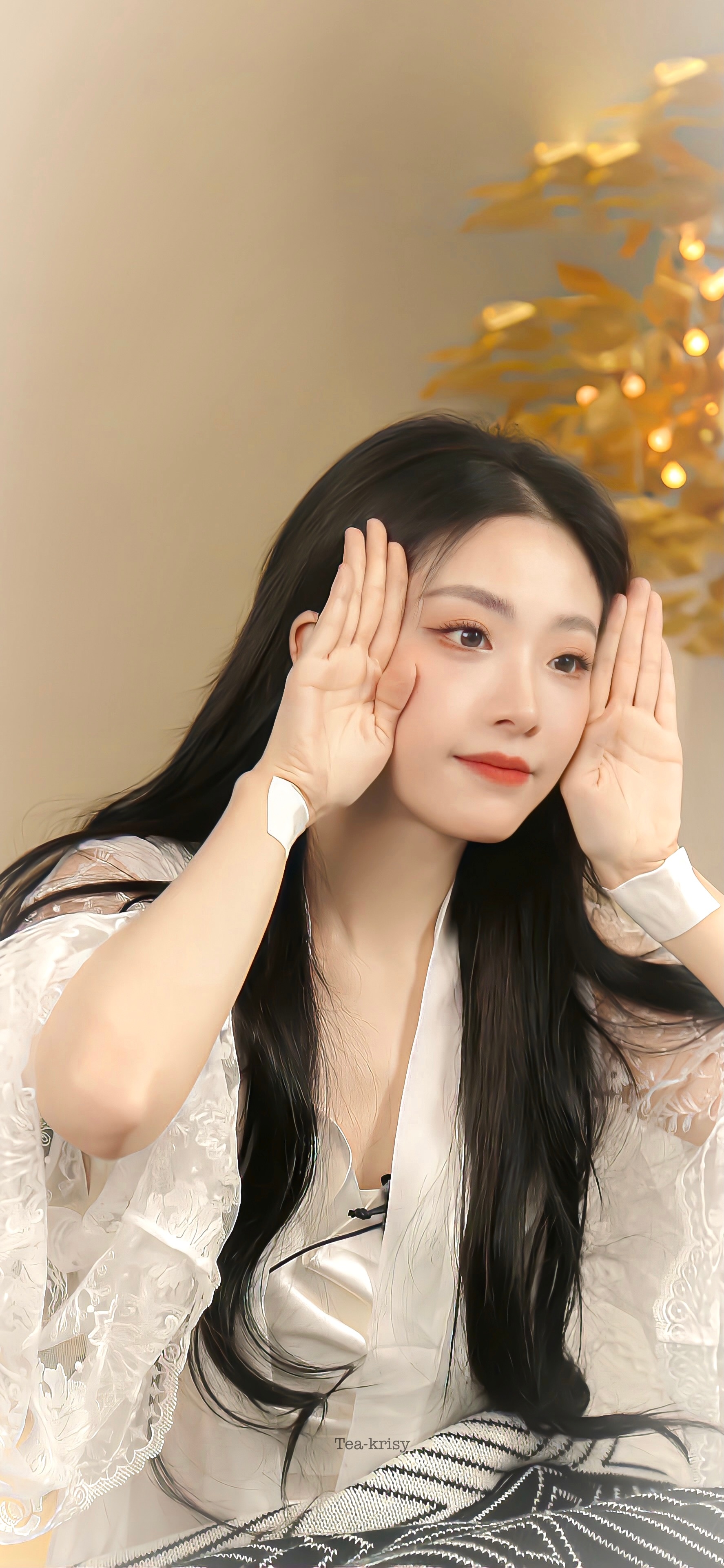 喻言空灵美艳壁纸 喻言的歌声,如同天籁之音,婉转悠扬,让人陶醉其中.