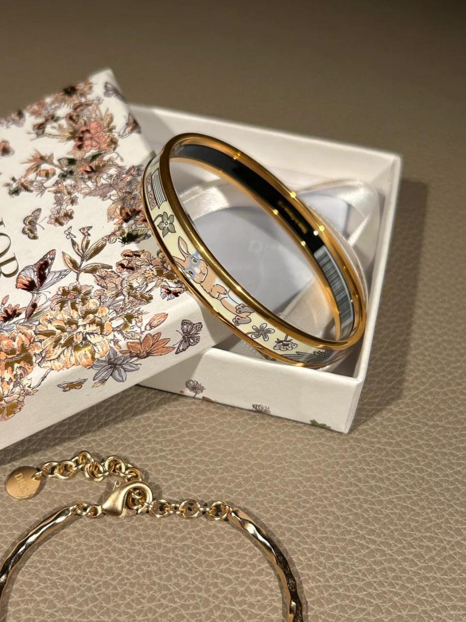 hermes爱马仕兔子手镯 在逃公主快进来看98呀 这款绝美蝴蝶手镯 我