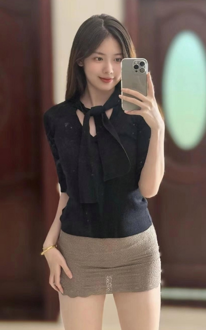 黑色蕾丝包臀裙小姐姐,能不能不要这么性感?