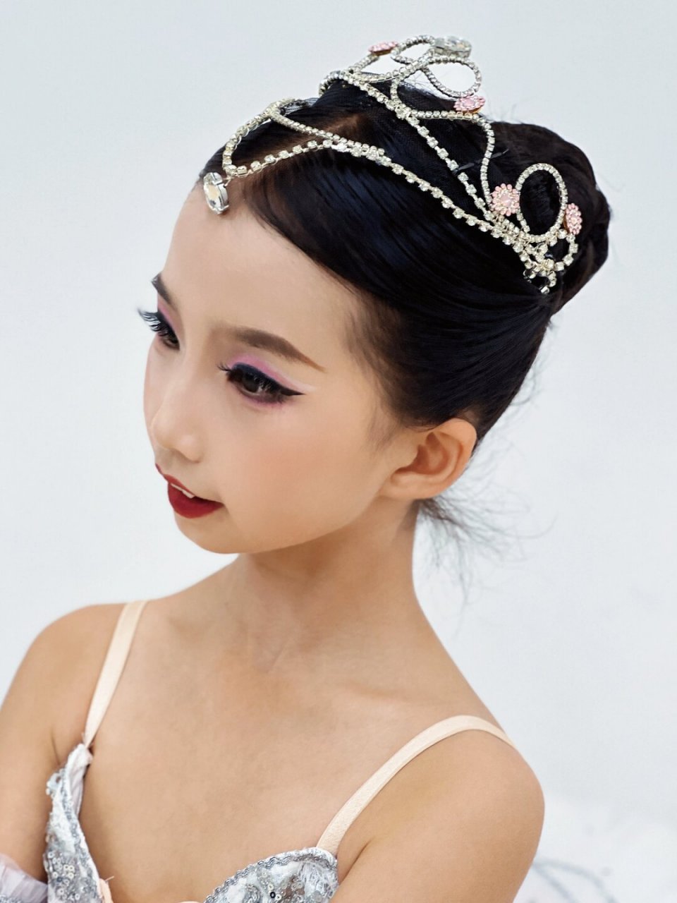 芭蕾妆容分享  芭蕾妆容是一种清新,自然的妆容,强调自然,流畅和优雅
