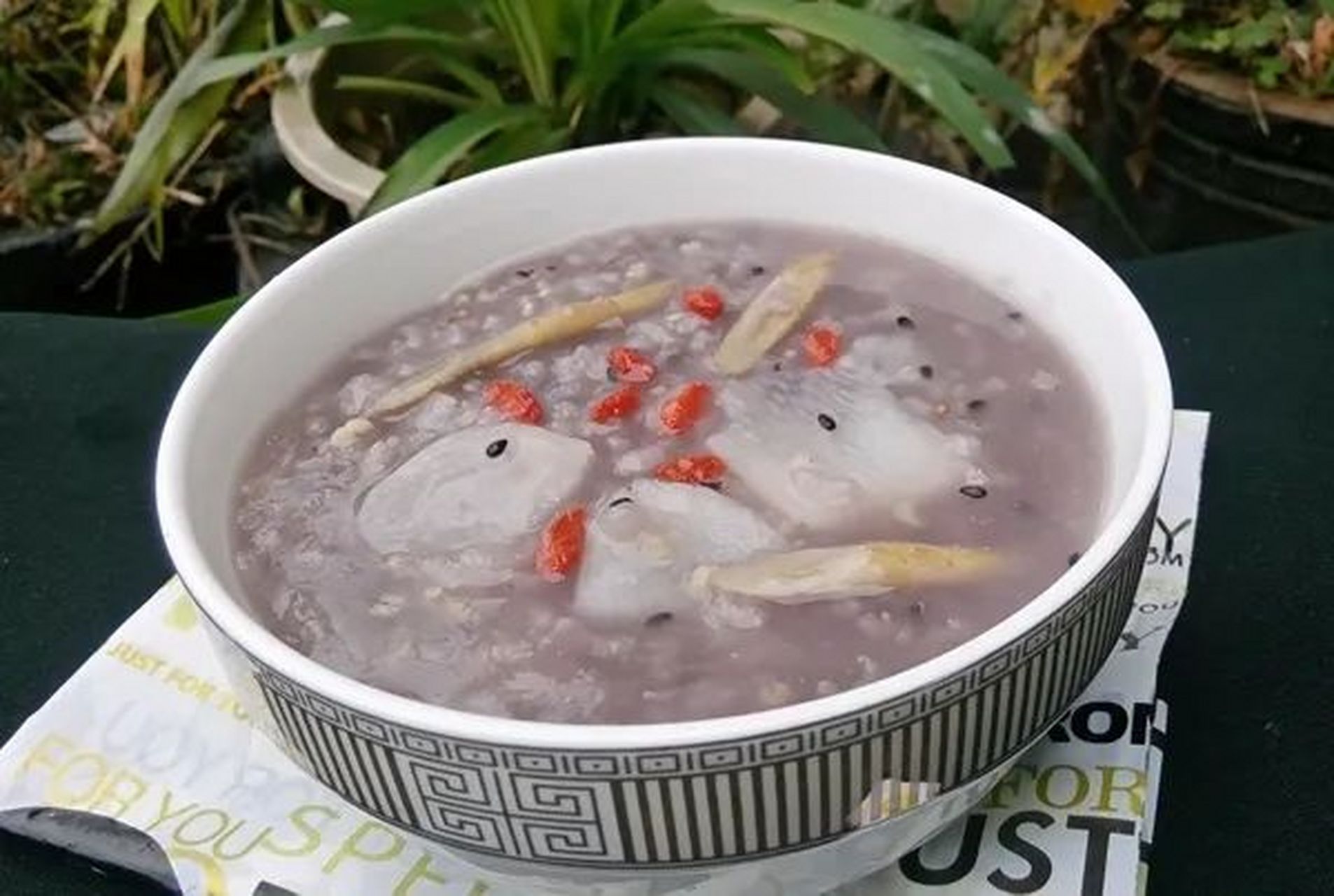 黄芪洗净提前半小时用开水泡; 2.准备米和芝麻,提前半小时浸泡; 3.