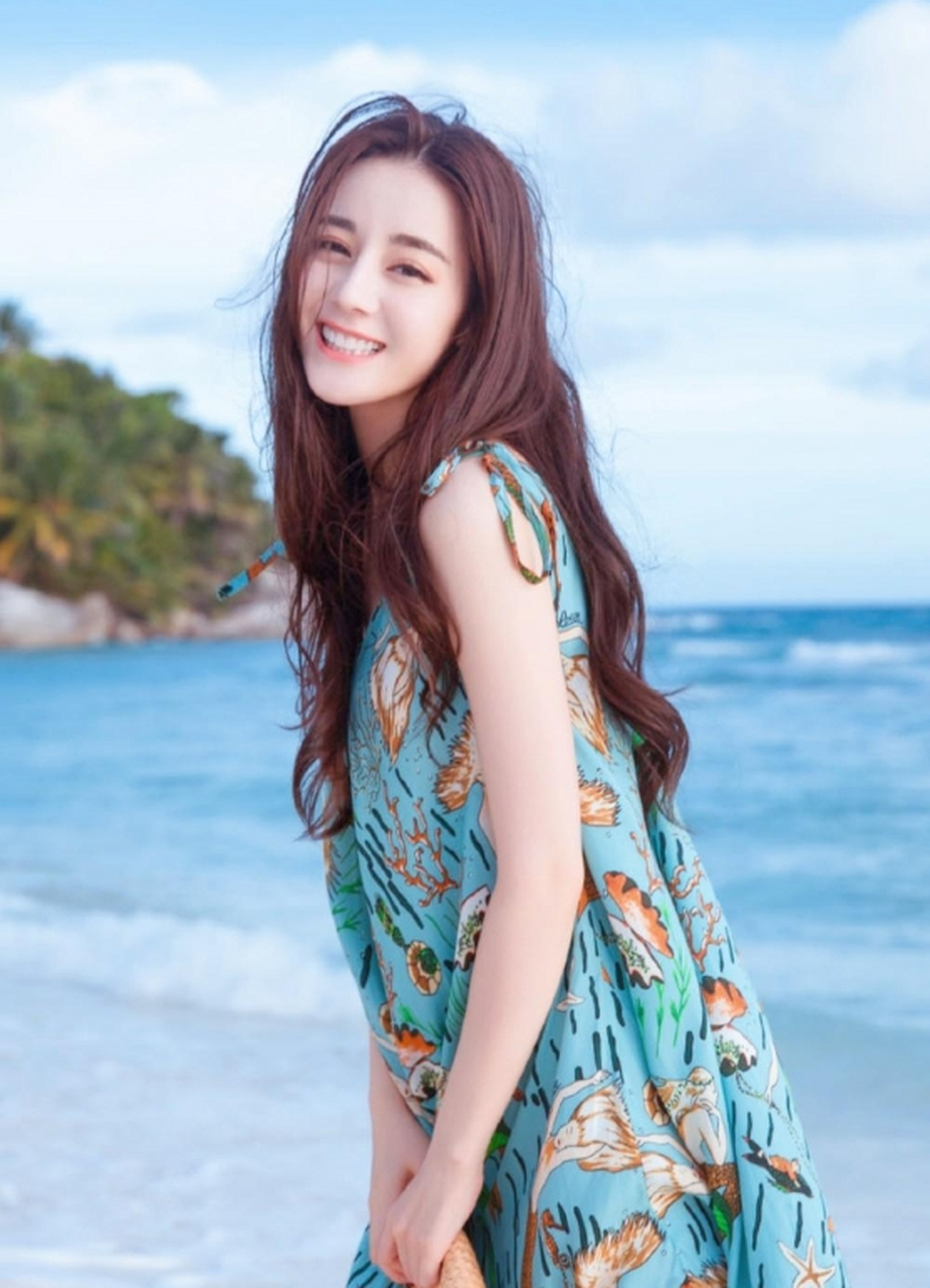 迪丽热巴壁纸精选:阳光海滩,迷人可爱