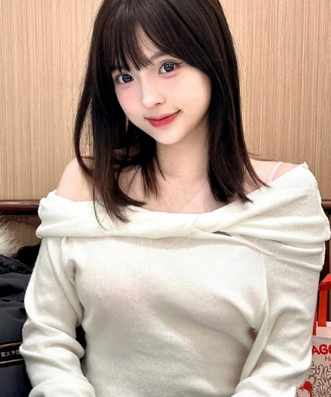 拥有呆萌可爱外貌的清纯甜美小姐姐.