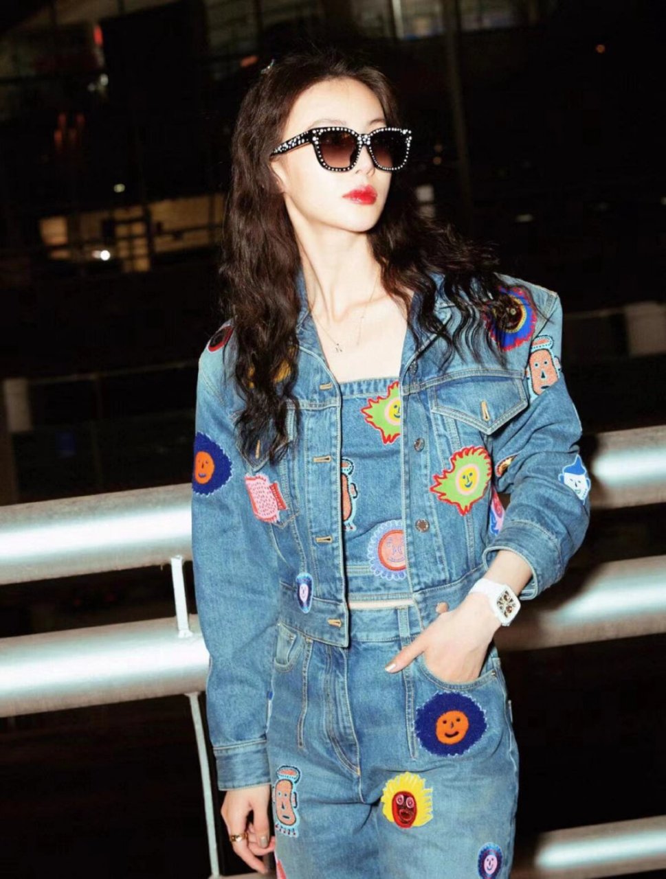 跟着明星学穿搭 金晨的吸睛亮眼穿搭  金晨的穿搭确实非常吸睛亮眼,她