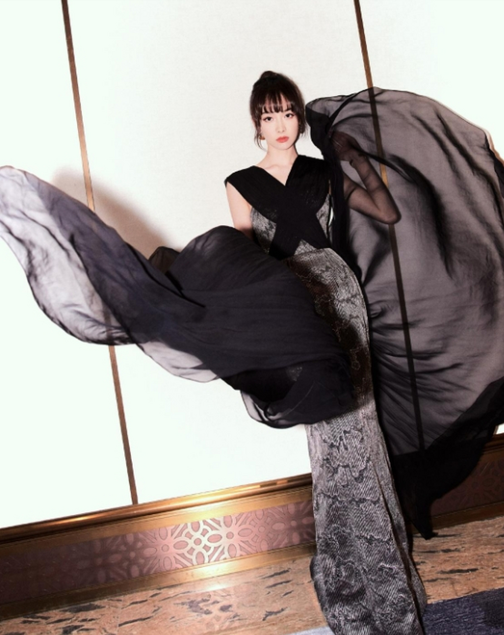 宋茜身着水墨长裙,宛如一幅大片,星光点点,朦胧而唯美.