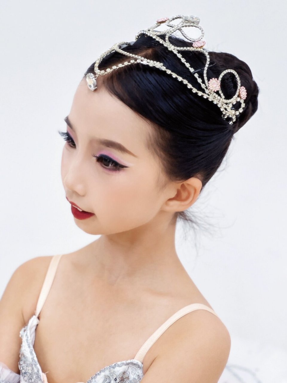 芭蕾妆容分享  芭蕾妆容是一种清新,自然的妆容,强调自然,流畅和优雅