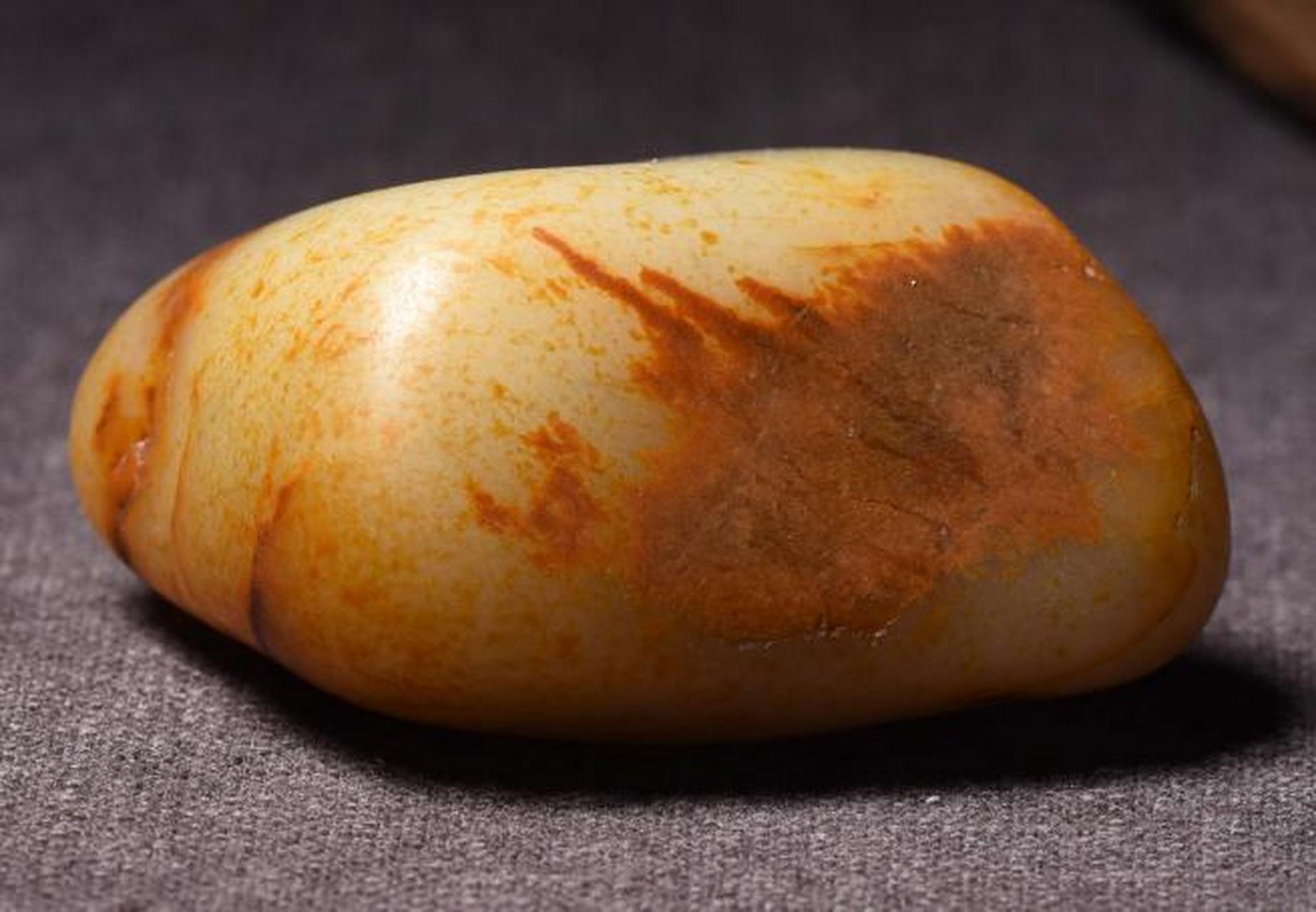 点击头像看直播# #和田玉#而广义的和田玉是指主要成分为透闪石,含有