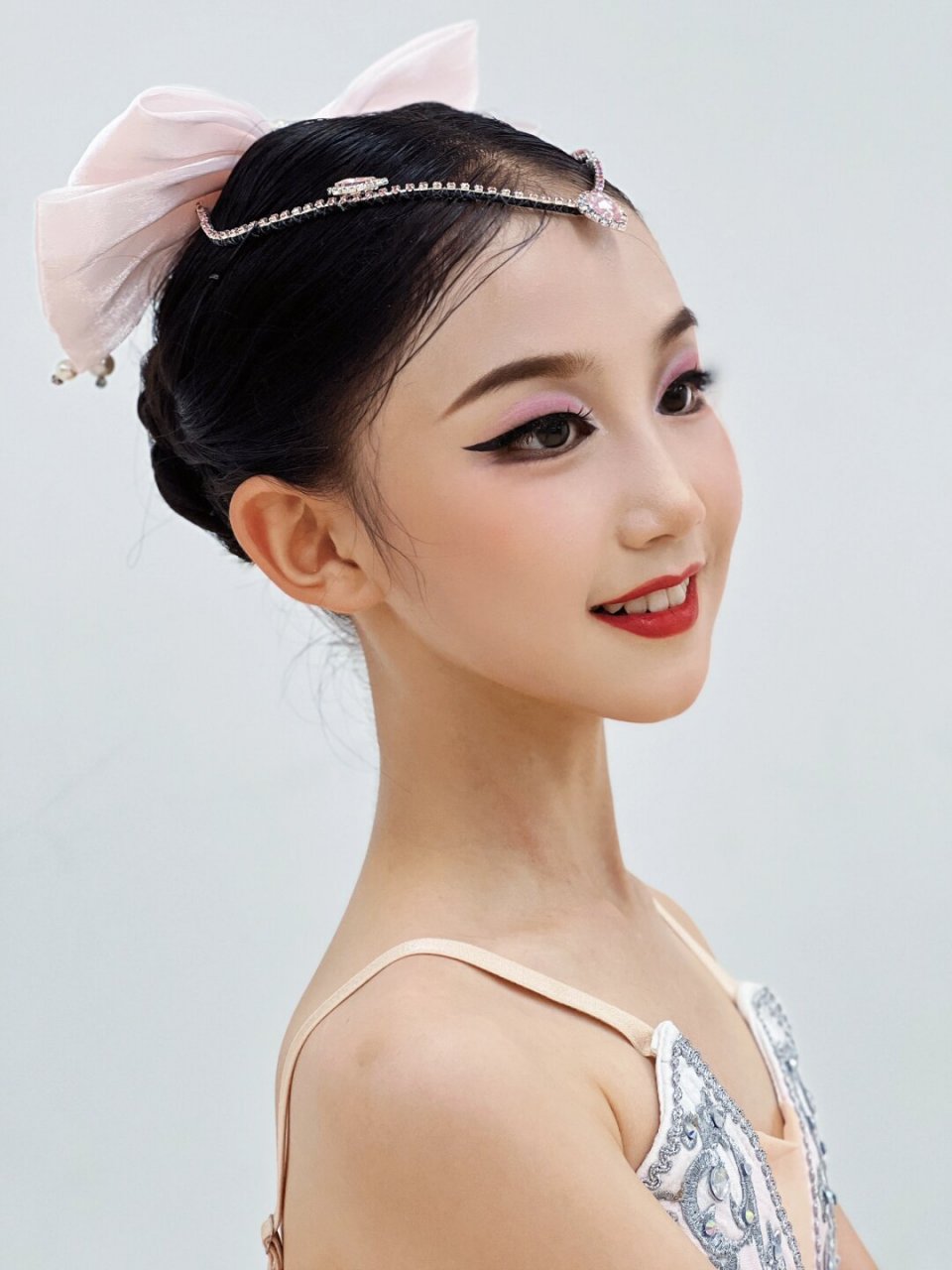 芭蕾妆容分享  芭蕾妆容是一种清新,自然的妆容,强调自然,流畅和优雅