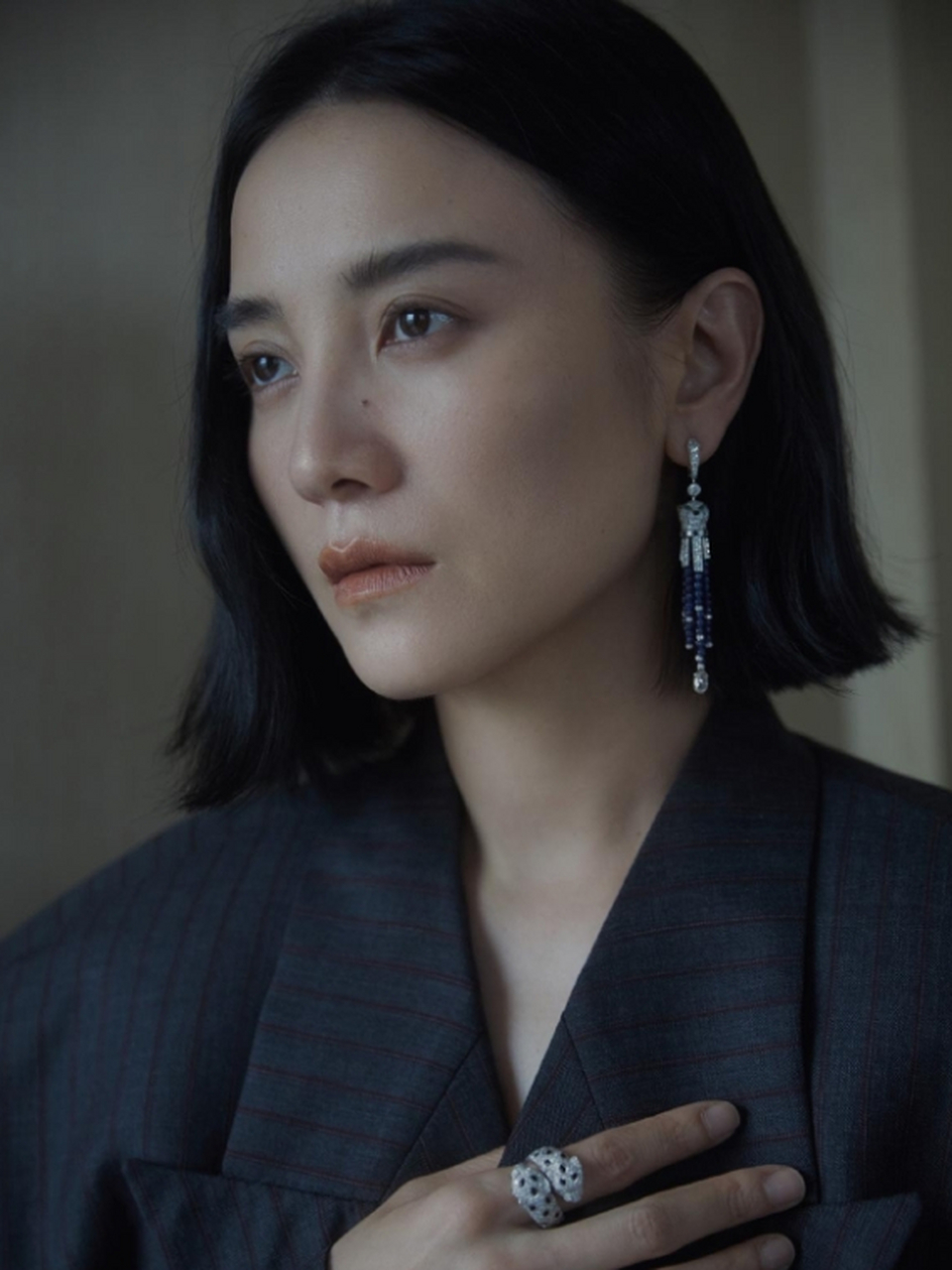 宋佳的短发红毯造型展现出自由宁静的氛围,同时利落飒爽.