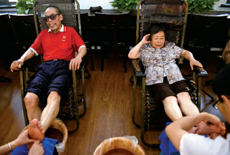 人老了,不在于睡觉,不在于喝水,过60,请记住这7条"长寿准则"