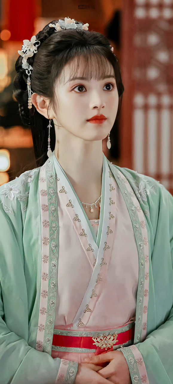 田曦薇,一位面容清秀靓丽,长发翩翩的中国内地影视女演员,于 1997 年