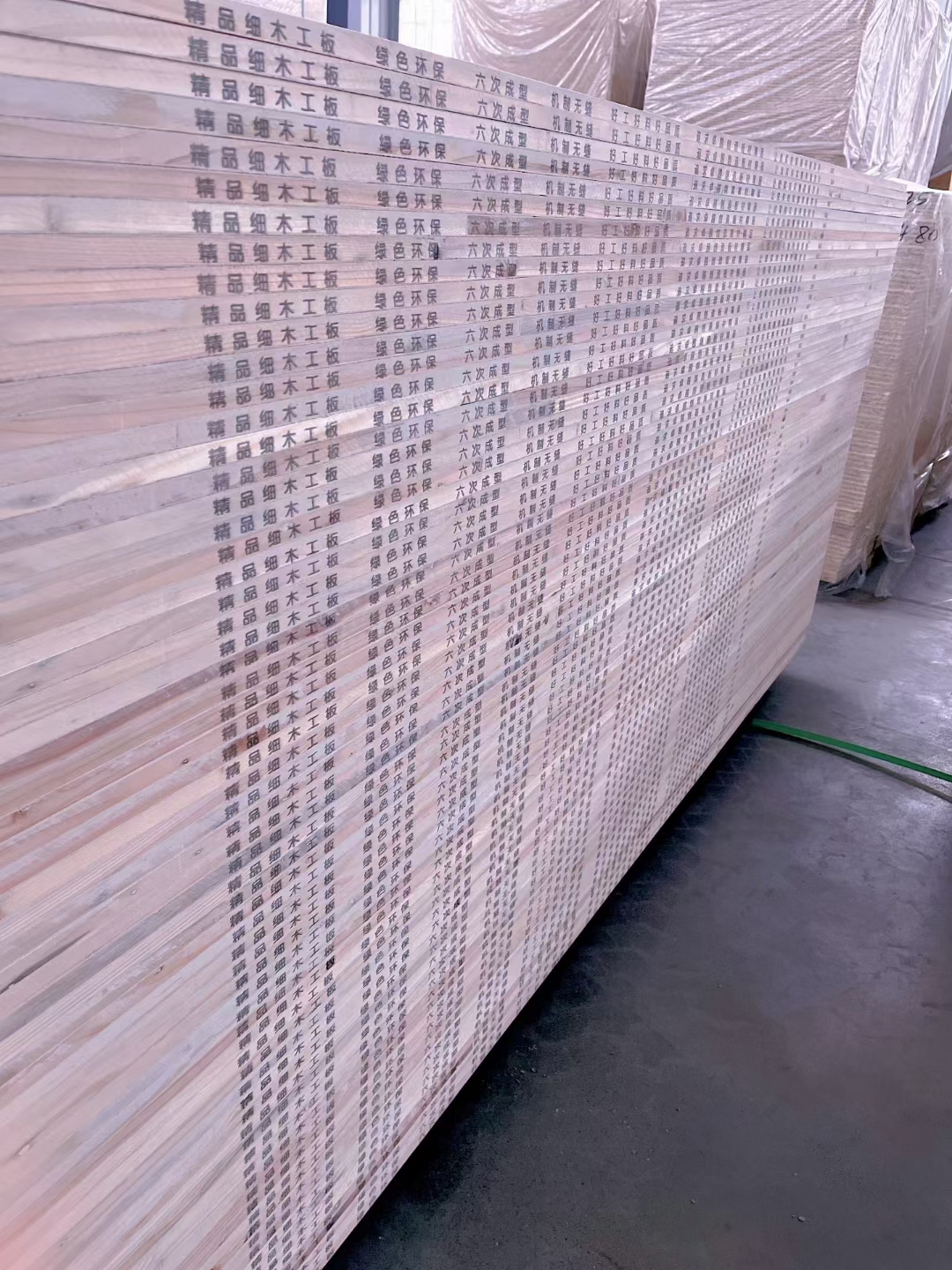 鲁鹤细木工板是由鲁鹤木业生产的板材,工厂坐落于曹县庄寨镇新工业区.