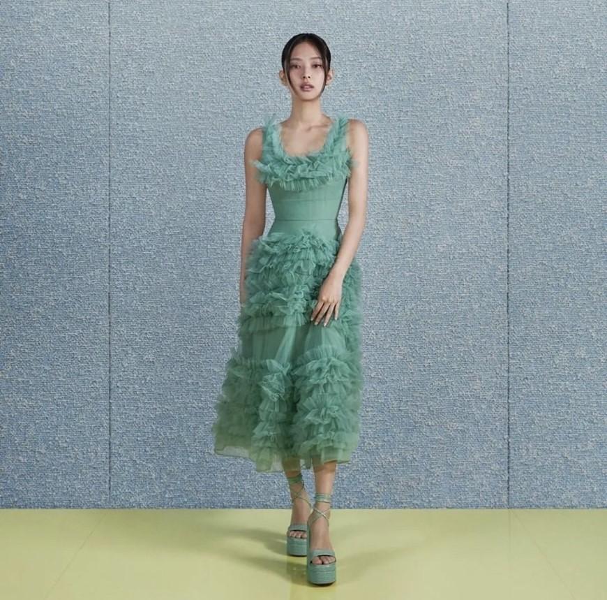 jennie挑战全身穿超难驾驭青苹果绿色!美照曝光让粉丝惊艳了