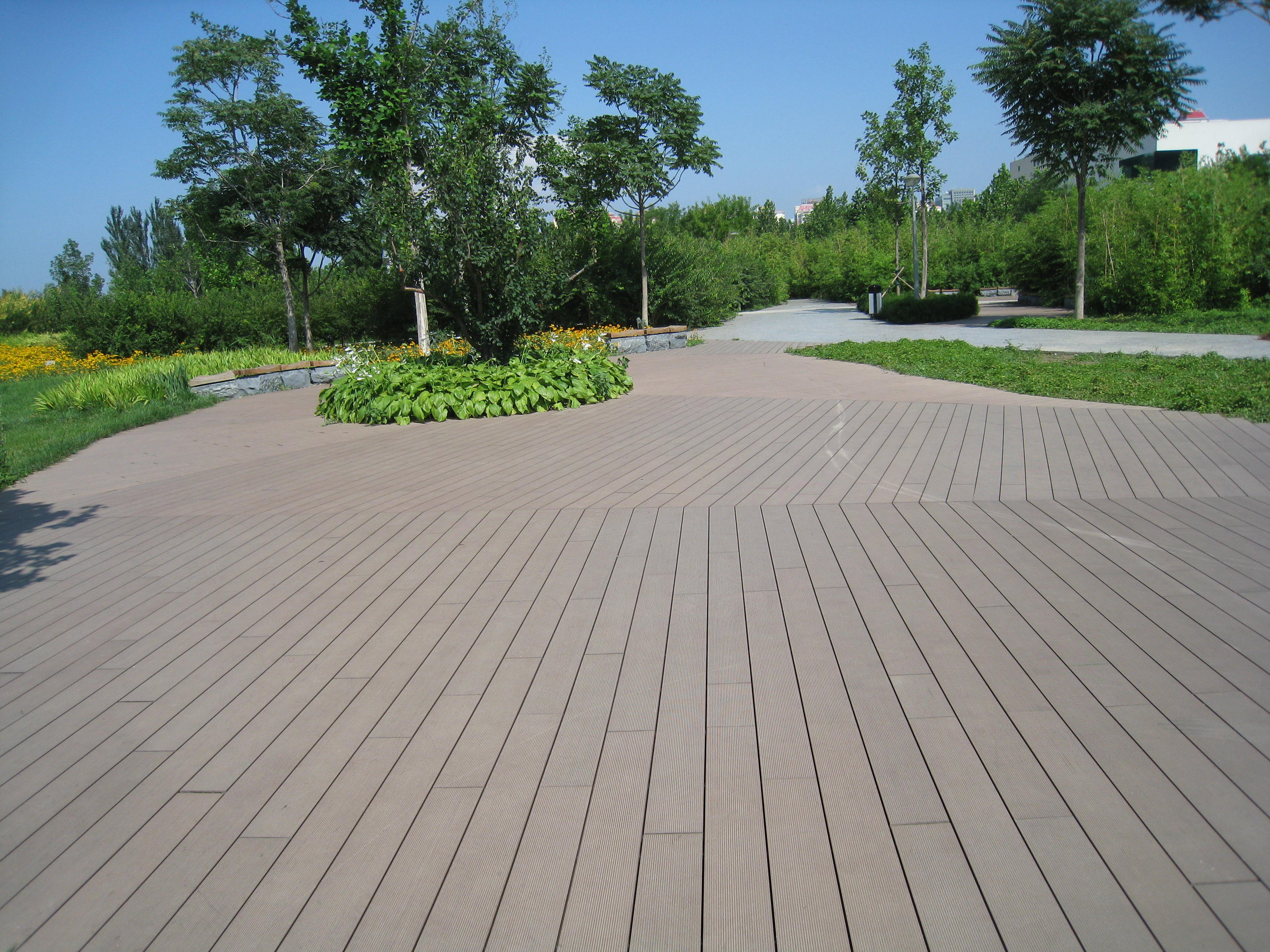 塑木地板#塑木地板是一种新型的环保材料,它采用了塑料和木材纤维的