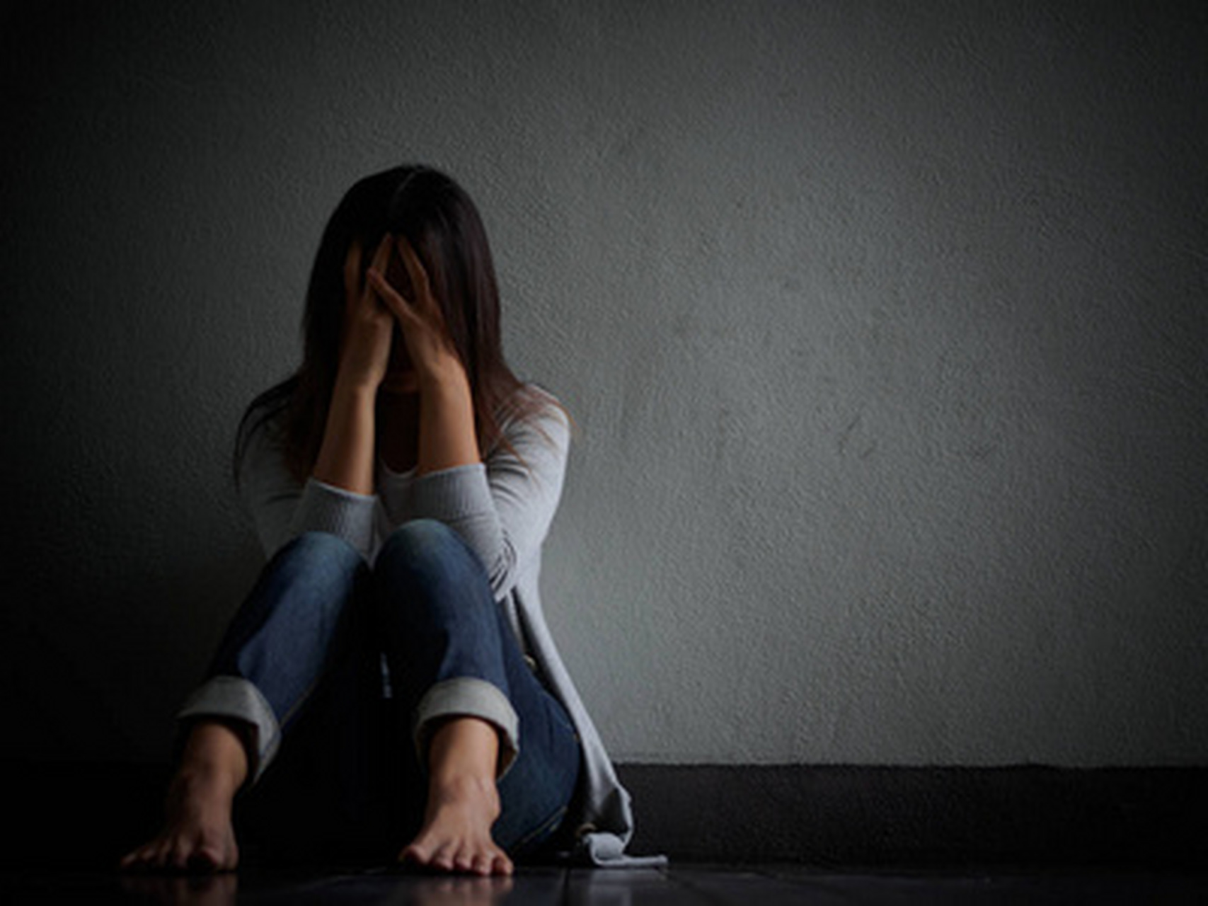 下班回家,丈夫发现妻子在哭泣,误以为家中出事,决定带妻子回老家