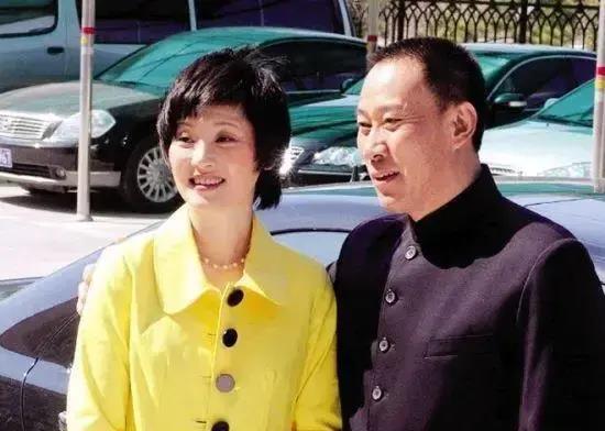 吴京安:与妻子是青梅竹马,婚后生一女,幸福美满