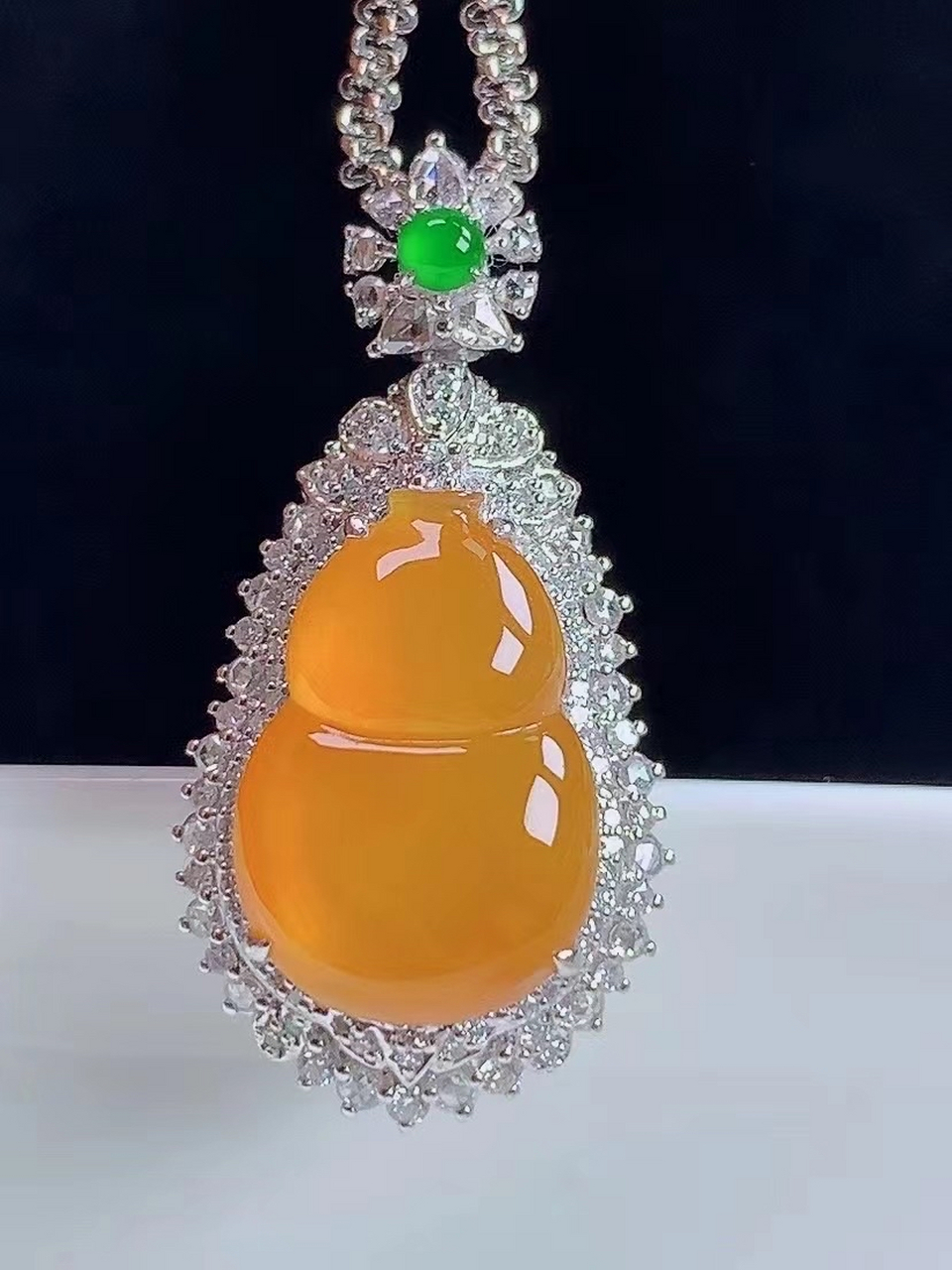 翡翠葫芦,寓意福禄双全,多子多福,健康长寿,是护身符中的吉祥之物.